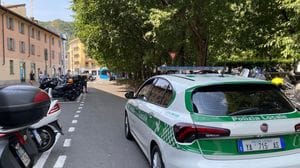 Cadono rami nel parcheggio del Tribunale: nessun ferito o danno