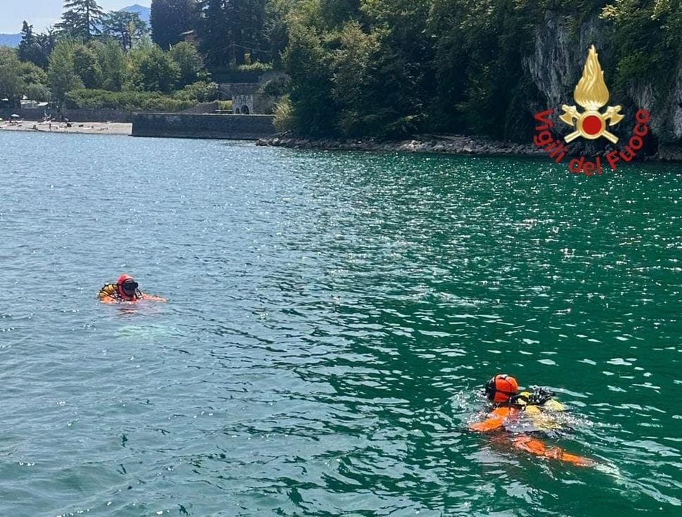 Si tuffa per salvare il figlio: non riemerge dal lago