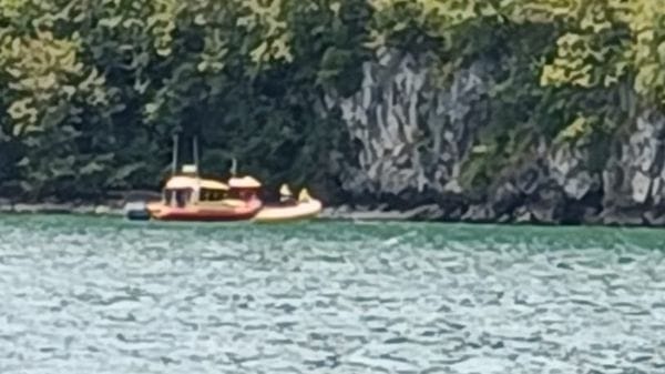Si tuffa per salvare il figlio: non riemerge dal lago