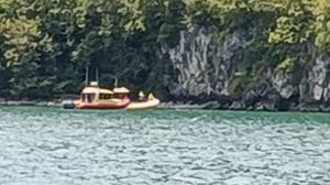 Si tuffa per salvare il figlio: non riemerge dal lago