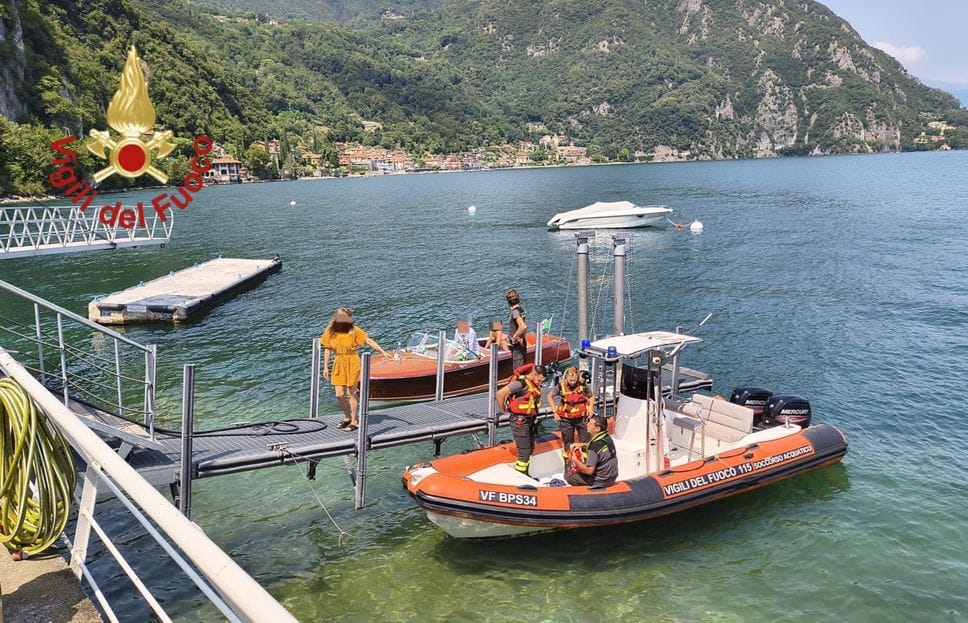 Si tuffa per salvare il figlio: non riemerge dal lago