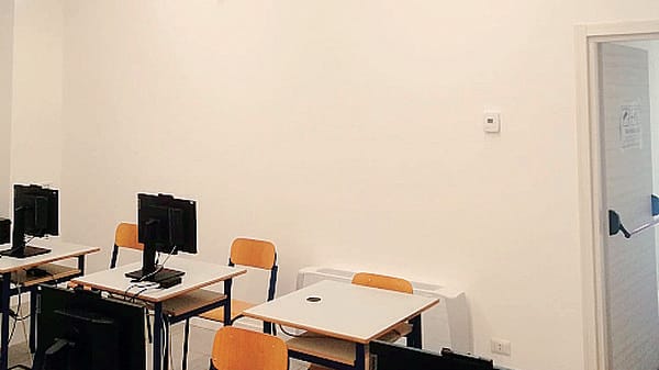 L’addio agli auricolari per la patente. Aula schermata contro le truffe ai quiz