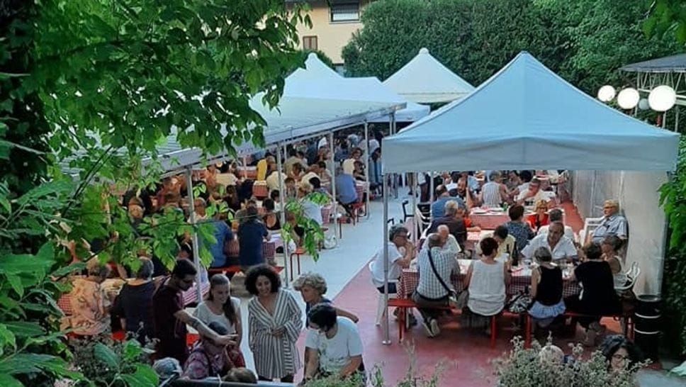 Aule studio, caffè letterari e boschi didattici: antidoti sociali contro l’afa estiva