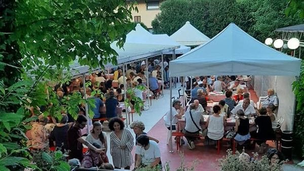Aule studio, caffè letterari e boschi didattici: antidoti sociali contro l’afa estiva