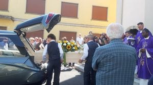 Folla per l’ultimo saluto ad Annalisa Fiorentino: «Portava gentilezza ovunque andasse»