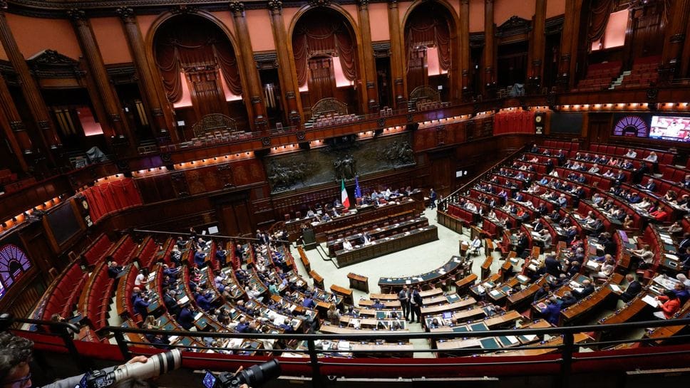 Meloni e Schlein, campagna elettorale tra veti e incertezza