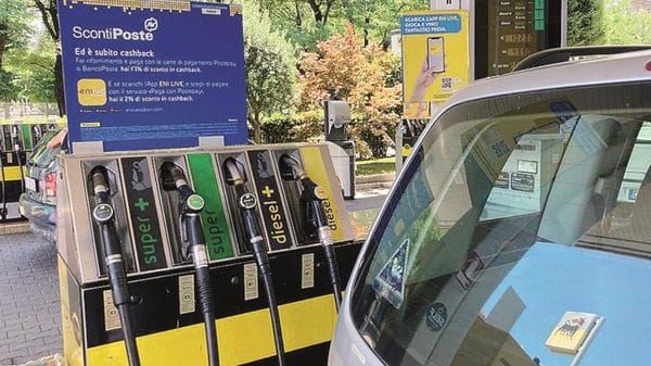 Carburanti, scatta il taglio delle accise. Benzina ancora sopra i due euro al litro