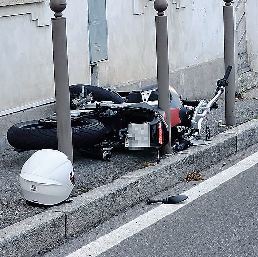 Con la moto contro i paletti. Gravissimo ragazzo di 17 anni