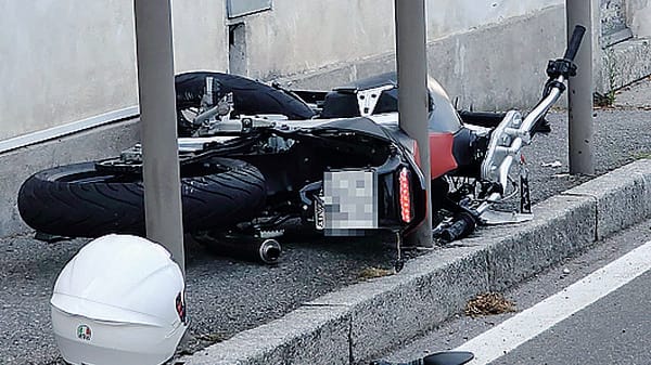 Con la moto contro i paletti. Gravissimo ragazzo di 17 anni