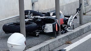 Con la moto contro i paletti. Gravissimo ragazzo di 17 anni