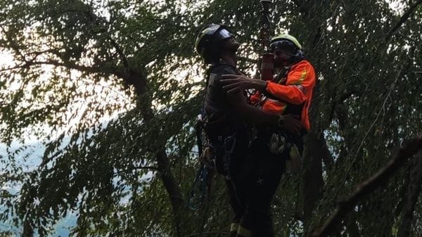 Diciannovenne bloccata su uno sbalzo di roccia, recuperata dall’elicottero dei Vigili del Fuoco