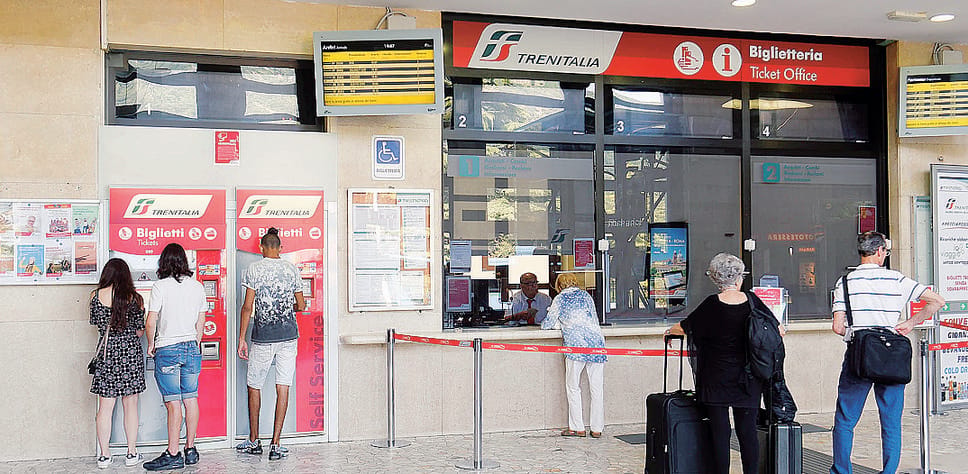 Figuraccia con i turisti a Como. In stazione soltanto i contanti