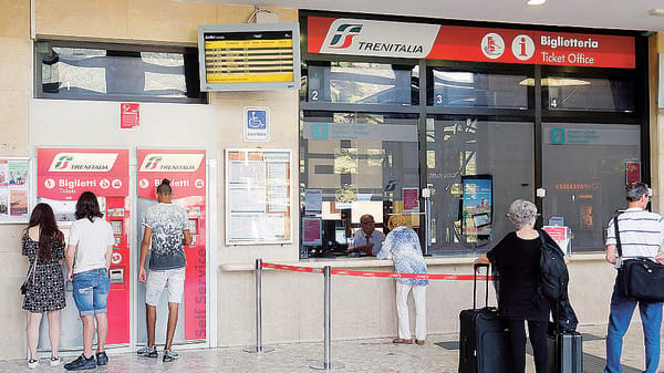 Figuraccia con i turisti a Como. In stazione soltanto i contanti