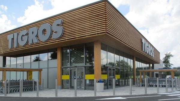 Furto al supermercato di Uggiate: le spiano il Pin alla cassa e le rubano 600 euro