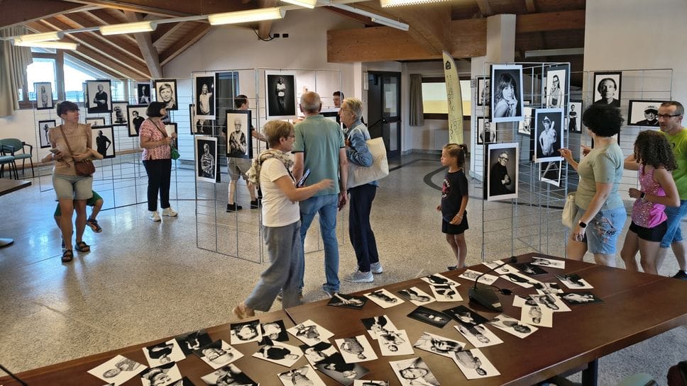 La mostra fotografica “Volti” racconta la comunità di Civenna