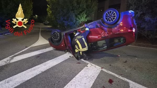 Pauroso scontro nella notte a Faloppio: due auto coinvolte, una si ribalta