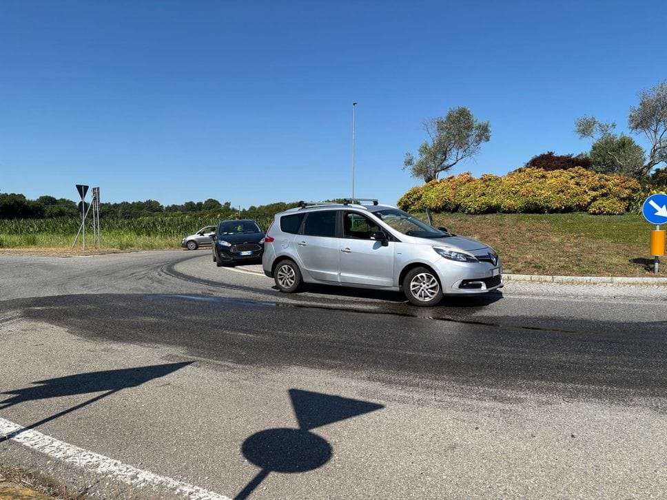 Gasolio sulla rotatoria, strada chiusa per due ore