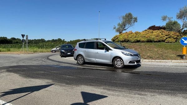 Gasolio sulla rotatoria, strada chiusa per due ore