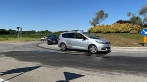 Gasolio sulla rotatoria, strada chiusa per due ore