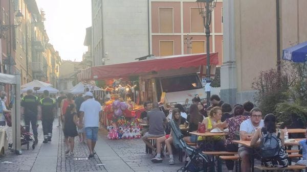 Il luglio lomazzese piace: partenza con il pienone tra negozi aperti, street food e musica