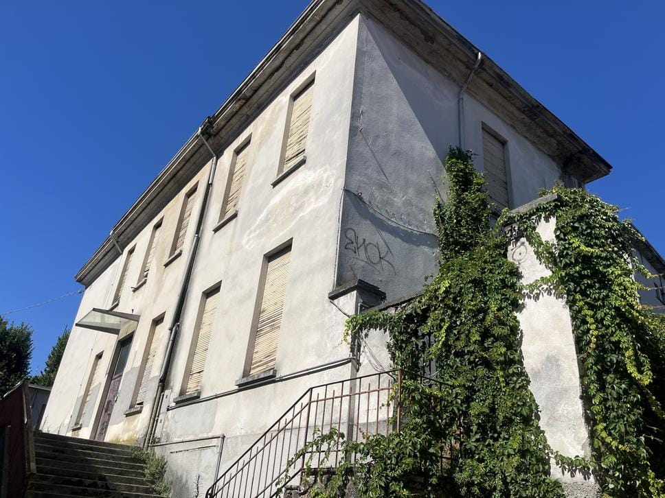 L’ex scuola dimenticata a Lora: erbacce e ruggine da dieci e lode