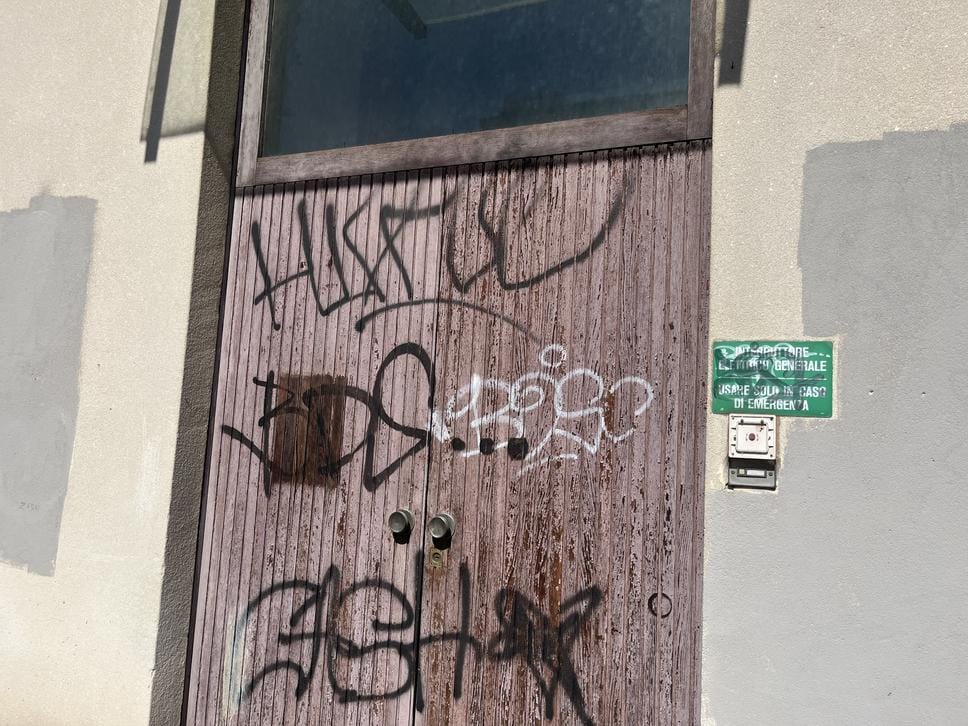 L’ex scuola dimenticata a Lora: erbacce e ruggine da dieci e lode