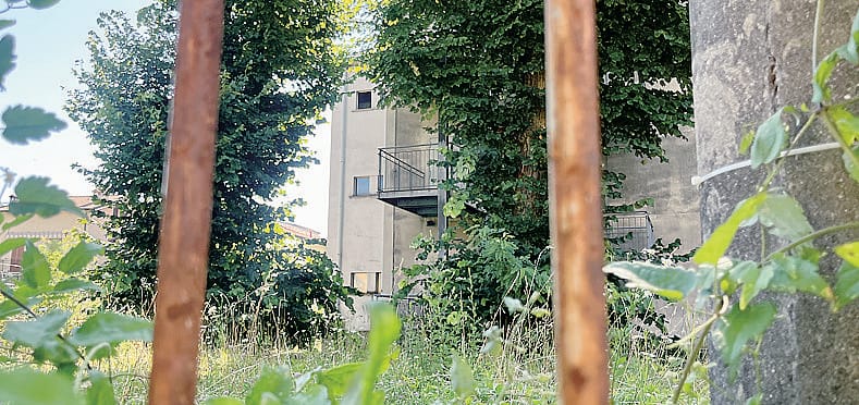 L’ex scuola dimenticata a Lora: erbacce e ruggine da dieci e lode