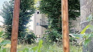 L’ex scuola dimenticata a Lora: erbacce e ruggine da dieci e lode