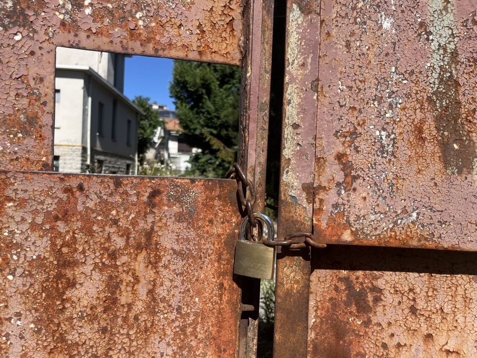 L’ex scuola dimenticata a Lora: erbacce e ruggine da dieci e lode