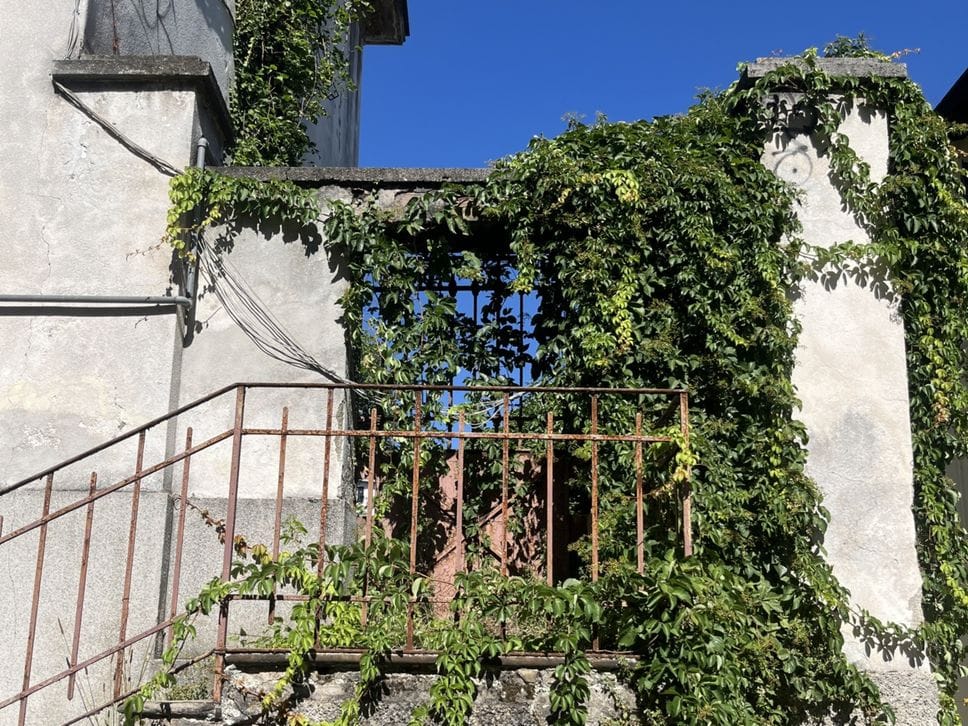 L’ex scuola dimenticata a Lora: erbacce e ruggine da dieci e lode
