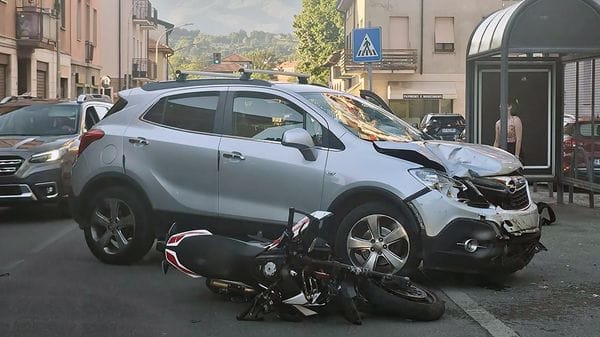 Scontro auto-moto, l’uomo in sella viene sbalzato di 10 metri e si salva