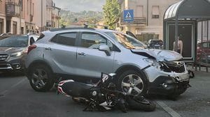 Scontro auto-moto, l’uomo in sella viene sbalzato di 10 metri e si salva