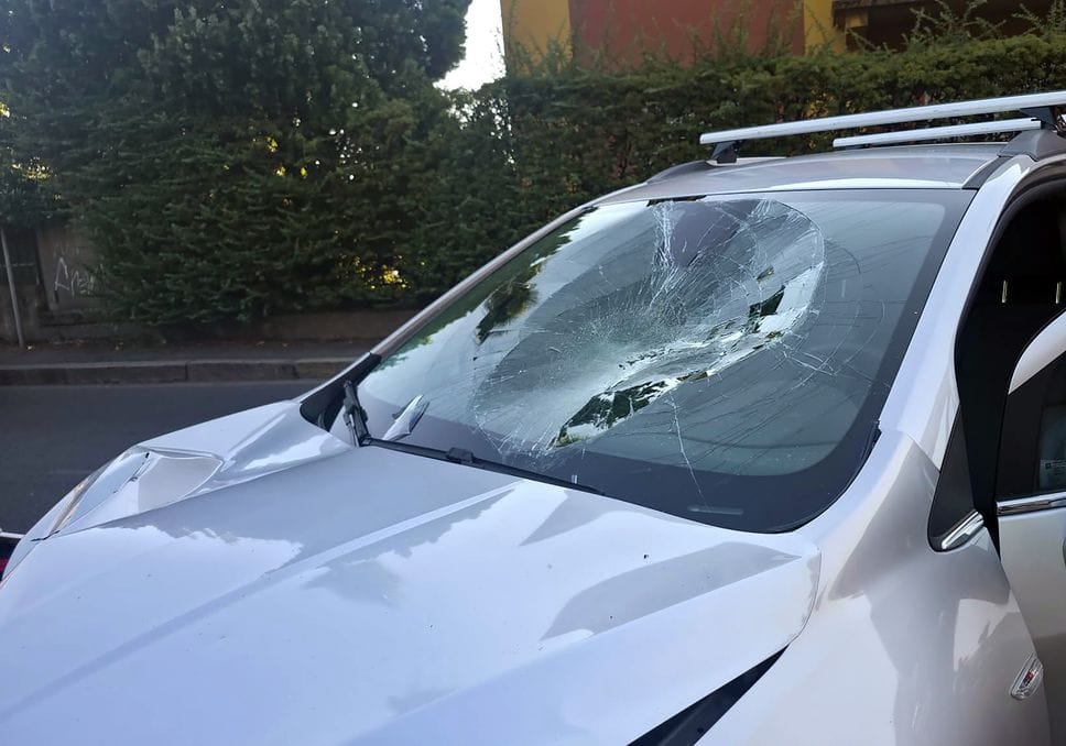 Scontro auto-moto, l’uomo in sella viene sbalzato di 10 metri e si salva