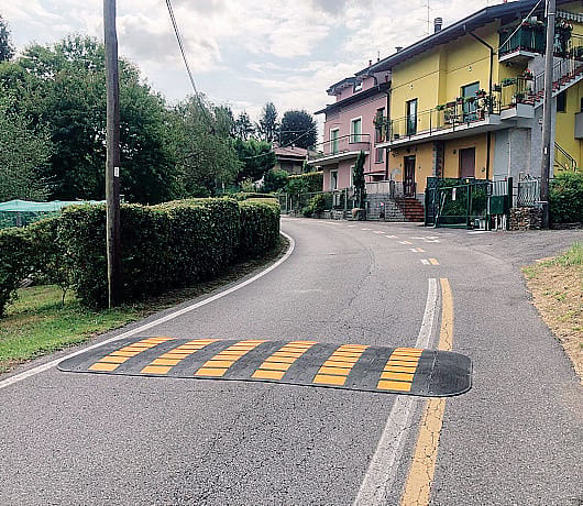 Altro incidente in via Sterlocchi. «Ora più sicura con il nuovo dosso»