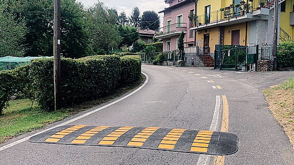 Altro incidente in via Sterlocchi. «Ora più sicura con il nuovo dosso»