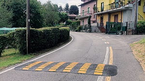 Altro incidente in via Sterlocchi. «Ora più sicura con il nuovo dosso»
