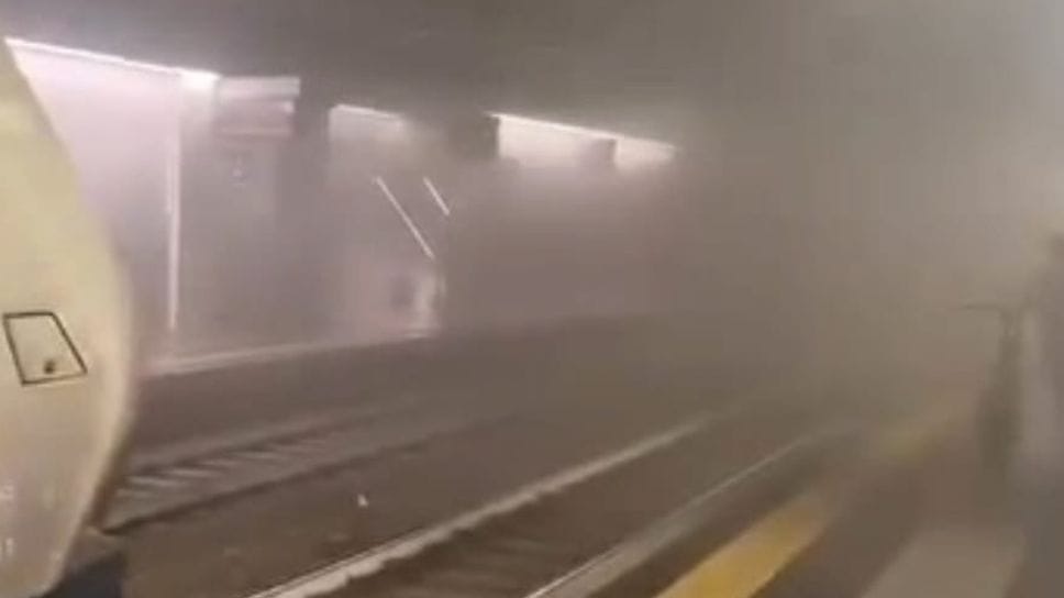 Fiamme e fumo a Porta Garibaldi: traffico in tilt e ritardi fino a un’ora per i treni (Il video)
