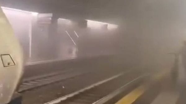 Fiamme e fumo a Porta Garibaldi: traffico in tilt e ritardi fino a un’ora per i treni (Il video)