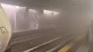 Fiamme e fumo a Porta Garibaldi: traffico in tilt e ritardi fino a un’ora per i treni (Il video)