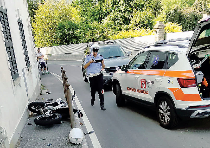 In moto contro i paletti: morto il ragazzo