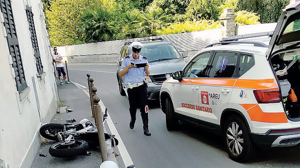 In moto contro i paletti: morto il ragazzo