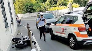 In moto contro i paletti: morto il ragazzo
