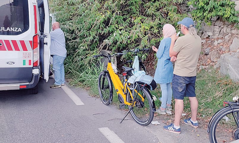 Picchiano il figlio per strada. E lo lasciano a terra svenuto