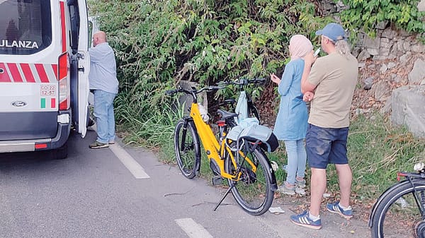 Picchiano il figlio per strada. E lo lasciano a terra svenuto