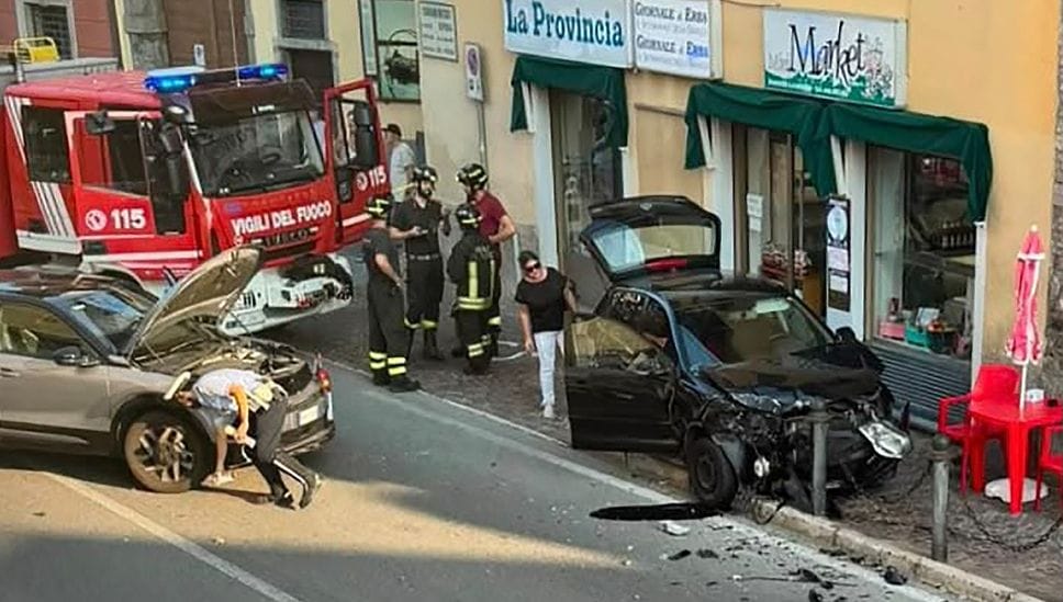 Scontro tra due auto davanti all’edicola: paura all’alba in centro a Pusiano
