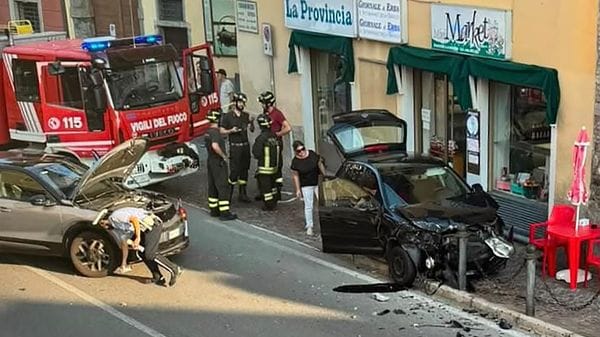 Scontro tra due auto davanti all’edicola: paura all’alba in centro a Pusiano