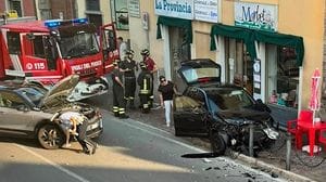 Scontro tra due auto davanti all’edicola: paura all’alba in centro a Pusiano