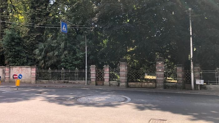 Ladra dell’abbraccio, altro caso in centro. Ma l’anziana è più furba: furto sventato