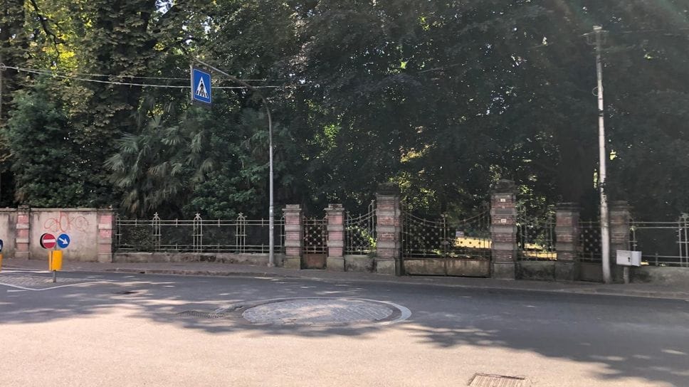 Ladra dell’abbraccio, altro caso in centro. Ma l’anziana è più furba: furto sventato