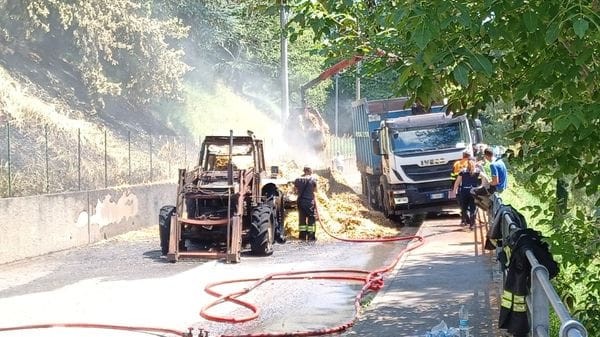Alzate, in fiamme trattore carico di fieno